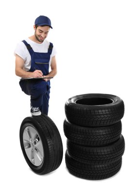 Pano ile üniformalı genç makinist 