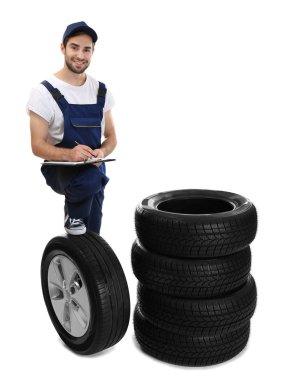 Pano ile üniformalı genç makinist 