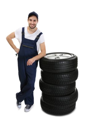 Tekerlekli genç makinist 