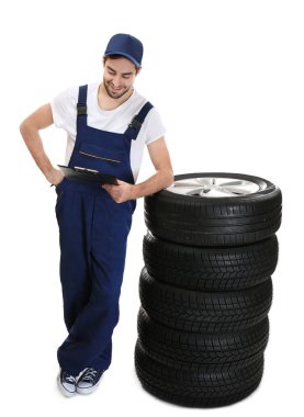 Pano ile üniformalı genç makinist 