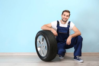 Üniformalı genç makinist 