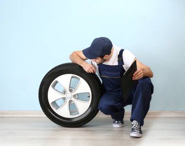 Pano ile üniformalı genç makinist 