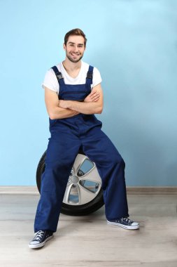 Üniformalı genç makinist 