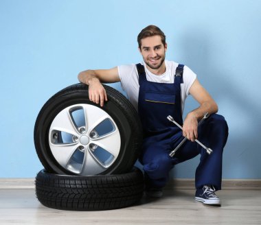 Tekerlekli genç makinist 