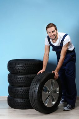 Tekerlekli genç makinist 