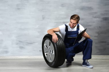 Pano ile üniformalı genç makinist 