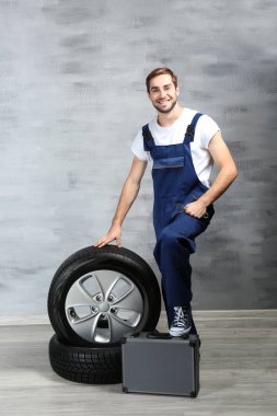 Tekerlekli genç makinist 