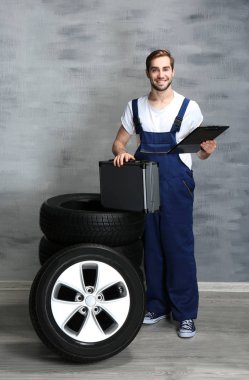 Pano ile üniformalı genç makinist 