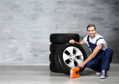 Tekerlekli genç makinist 