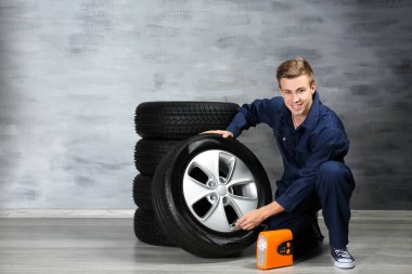 Üniformalı genç makinist