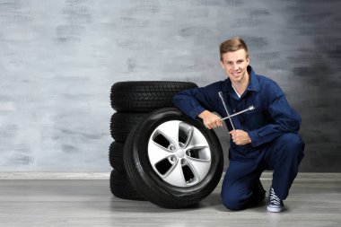 Üniformalı genç makinist