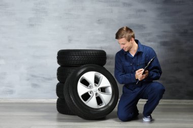 Üniformalı genç makinist