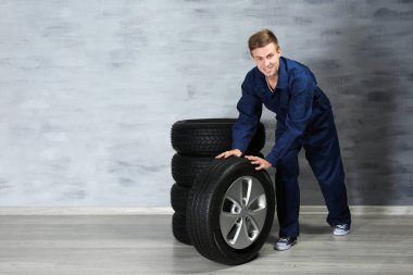 Üniformalı genç makinist