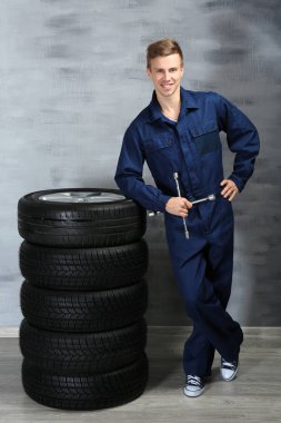 Üniformalı genç makinist