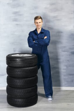 Üniformalı genç makinist