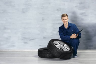 Üniformalı genç makinist