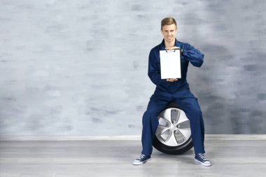 Üniformalı genç makinist