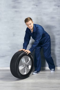 Üniformalı genç makinist