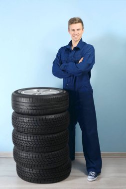 Üniformalı genç makinist