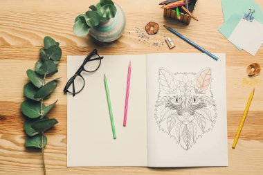 Boyama resim ve ahşap masa üzerinde kalem kompozisyon