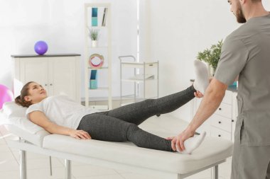 Hastayla çalışan fizyoterapist. 