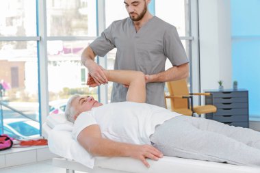 Hastayla çalışan fizyoterapist.  