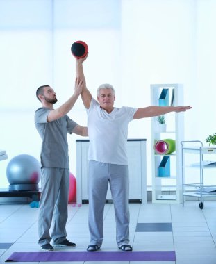 Hastayla çalışan fizyoterapist.  