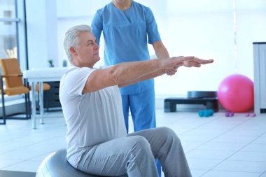 Hastayla çalışan fizyoterapist. 