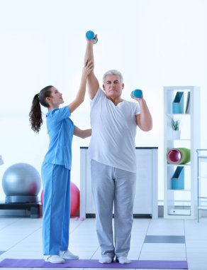 Hastayla çalışan fizyoterapist. 