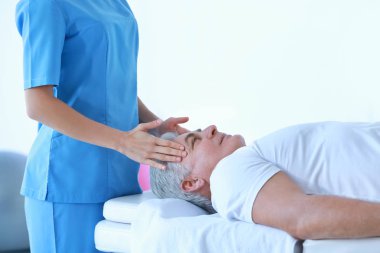 Hastayla çalışan fizyoterapist. 