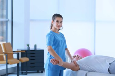 Hastayla çalışan fizyoterapist. 