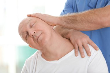Fizyoterapist yaşlı hasta ile çalışma 