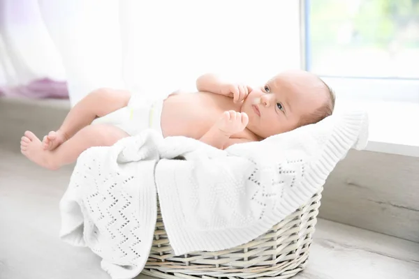 Yeni doğan bebek kız — Stok fotoğraf