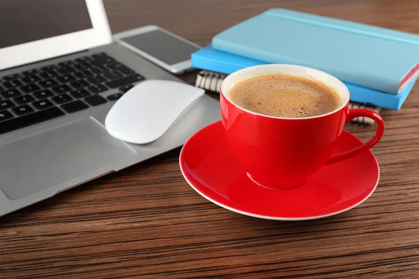 Schreibtisch mit Kaffee — Stockfoto