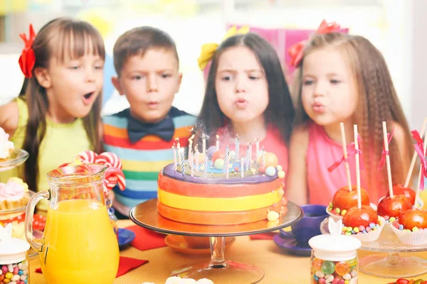 Παιδιά Που Πνέει Κεριά Για Νόστιμο Τούρτα Στο Πάρτι Γενεθλίων — Φωτογραφία Αρχείου
