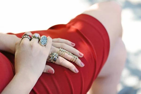 Όμορφη δαχτυλίδια σε γυναικεία δάχτυλα — Φωτογραφία Αρχείου