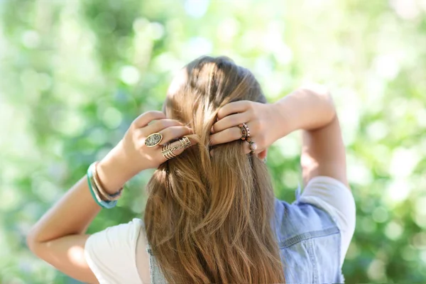 Красивые кольца на женской руке — стоковое фото