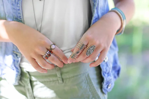 Donna con bellissimi accessori — Foto Stock