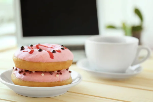 Leckere Donuts mit einer Tasse Tee — Stockfoto