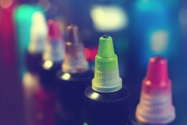 Бутылки с разноцветными чернилами — стоковое фото