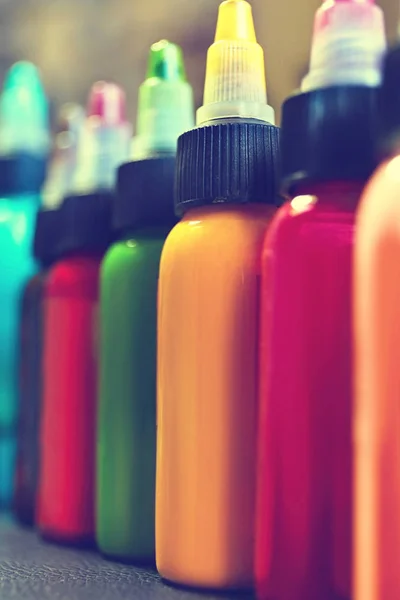 Botellas con tintas de colores — Foto de Stock