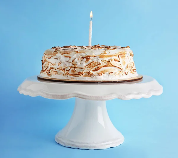 Pyszne ciasto na stoisku biały — Zdjęcie stockowe