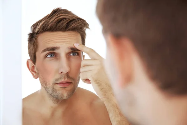 Man standing in front of mirror — Stock Photo, Image