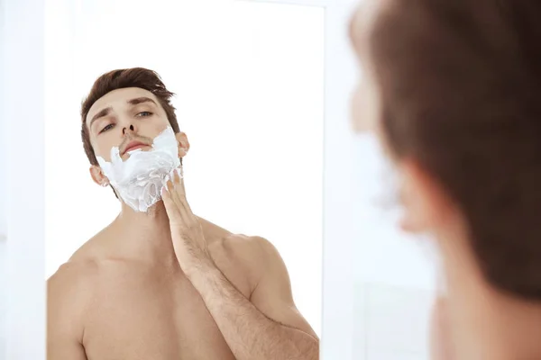 Kjekk mann som barberer seg – stockfoto