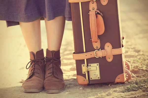 Giovane donna con valigia — Foto Stock