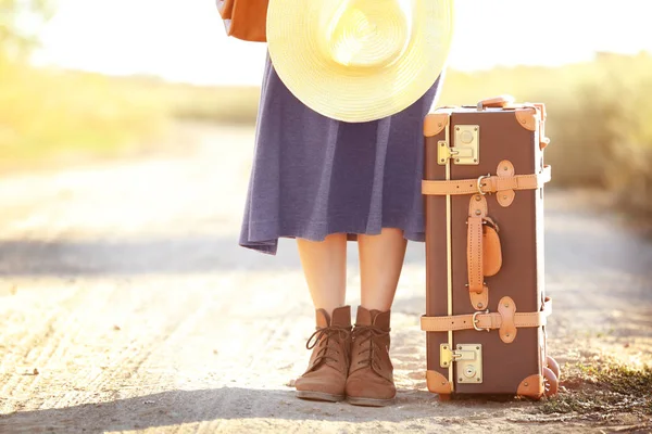 Junge Frau mit Koffer — Stockfoto