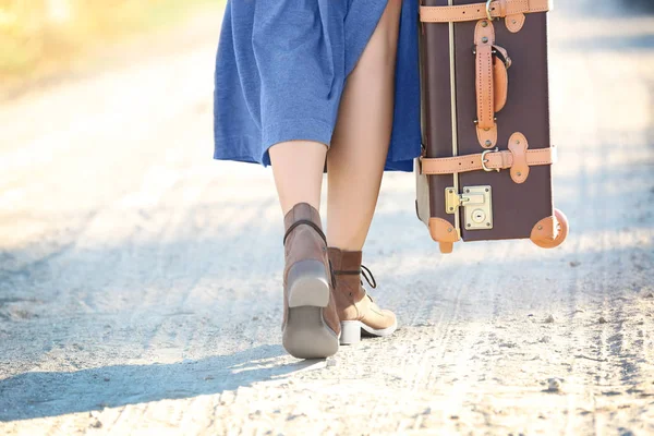 Jeune femme avec valise — Photo