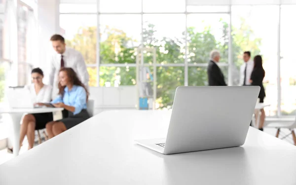 Ausbildungskonzept Für Unternehmen Laptop Auf Weißem Bürotisch — Stockfoto