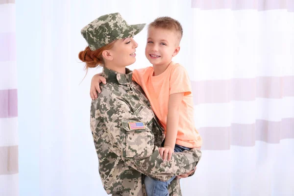 Mother soldier and little kid — Stock Photo, Image