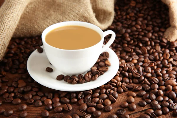 Tasse de café avec des haricots — Photo